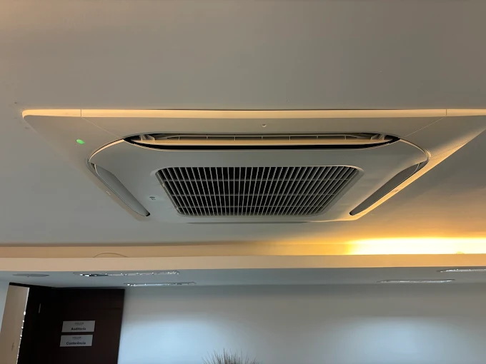 Ar-condicionado cassete instalado no teto